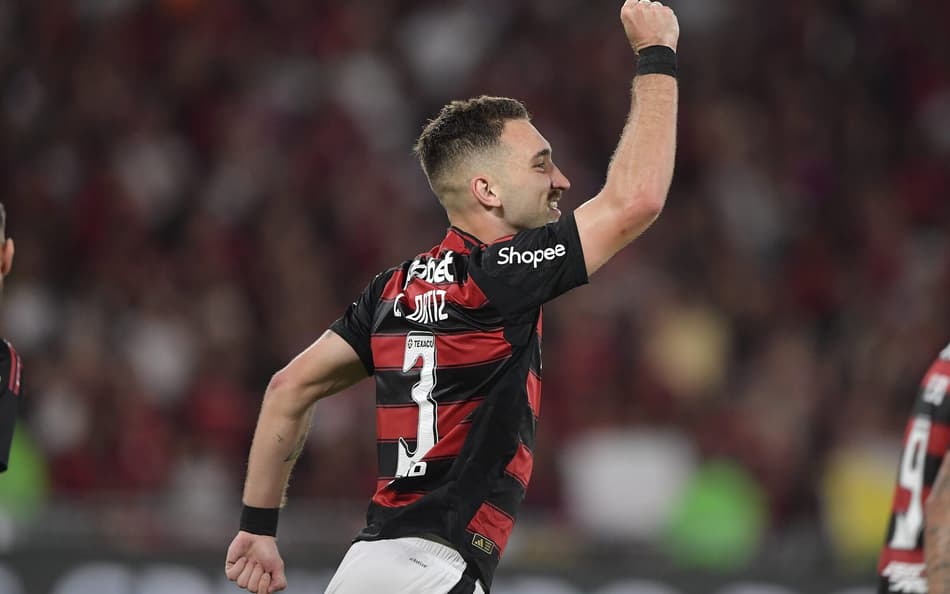 Léo Ortiz comemora seu gol no jogo do Flamengo contra o Atlético-MG no Maracanã