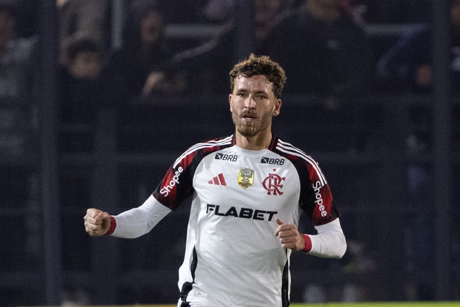 Léo Pereira comemora gol no jogo do Flamengo contra o Bragantino