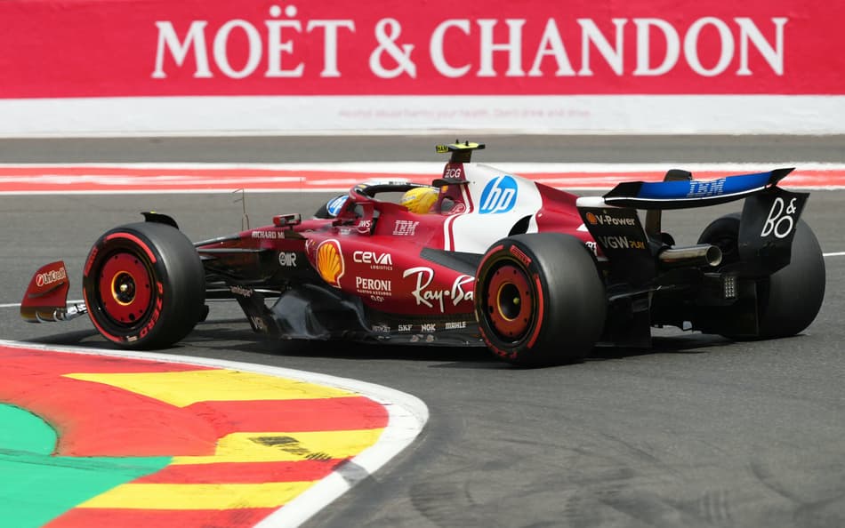 Lewis Hamilton durante Q1 no GP da Bélgica na F1 2025 (Foto: Dimitar DILKOFF / AFP)