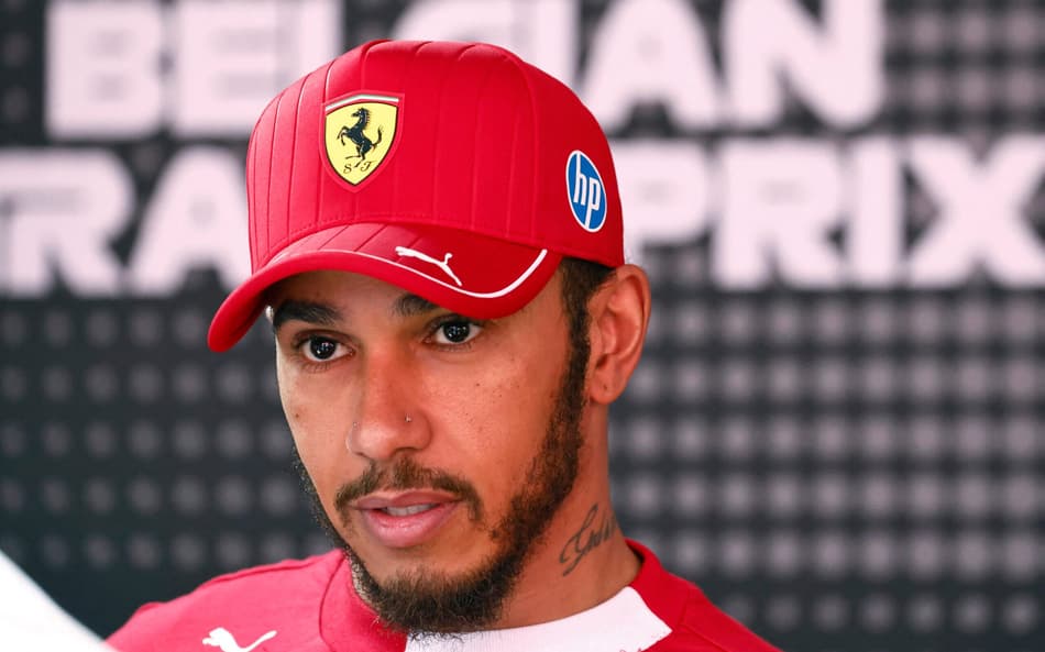 Lewis Hamilton durante GP da Bélgica na F1 2025 (Foto: SIMON WOHLFAHRT / AFP)