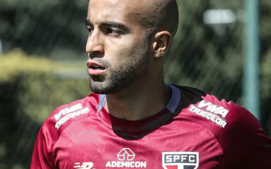 Lucas Moura treina no CT da Barra Funda
