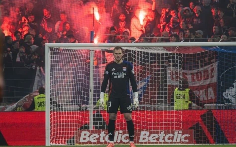 Lucas Perri, ex-jogador do Botafogo, em ação pelo Lyon contra o Saint-Étiene (Foto: Reprodução/Instagram)