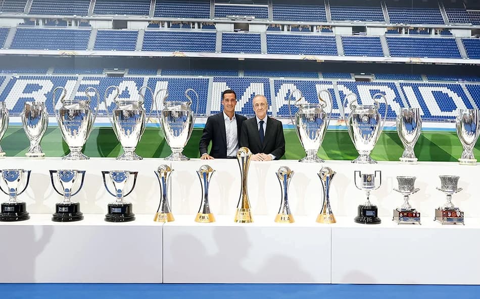 Lucas Vázquez com troféus conquistados no Real Madrid