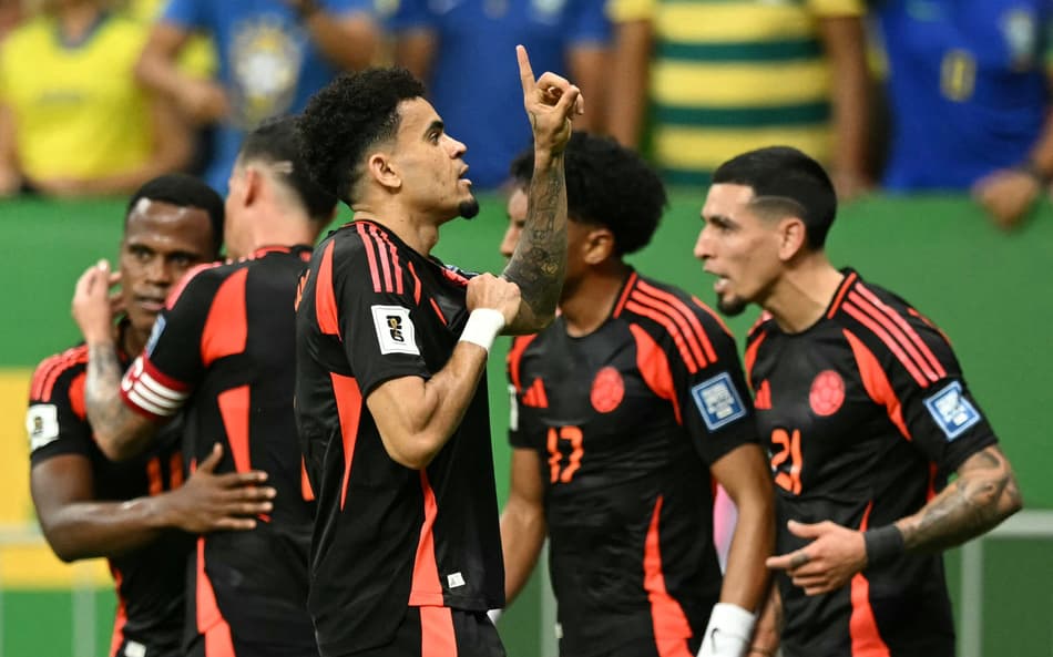 Luis Díaz comemora seu gol no jogo da Colômbia contra o Brasil
