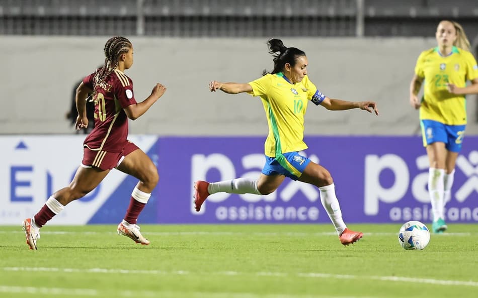 Marta e Day Rodríguez durante jogo entre Brasil e Venezuela, na estreia da Copa América Feminina. (Foto: Lívia Villas Boas/ CBF)