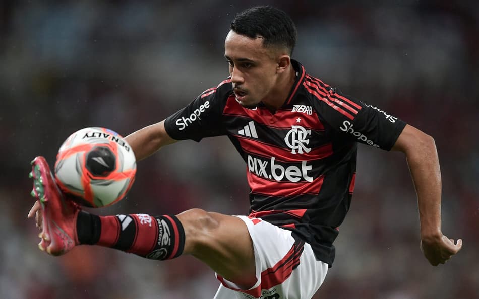 Matheus Gonçalves em ação pelo Flamengo contra o Maricá no Maracanã pelo Carioca