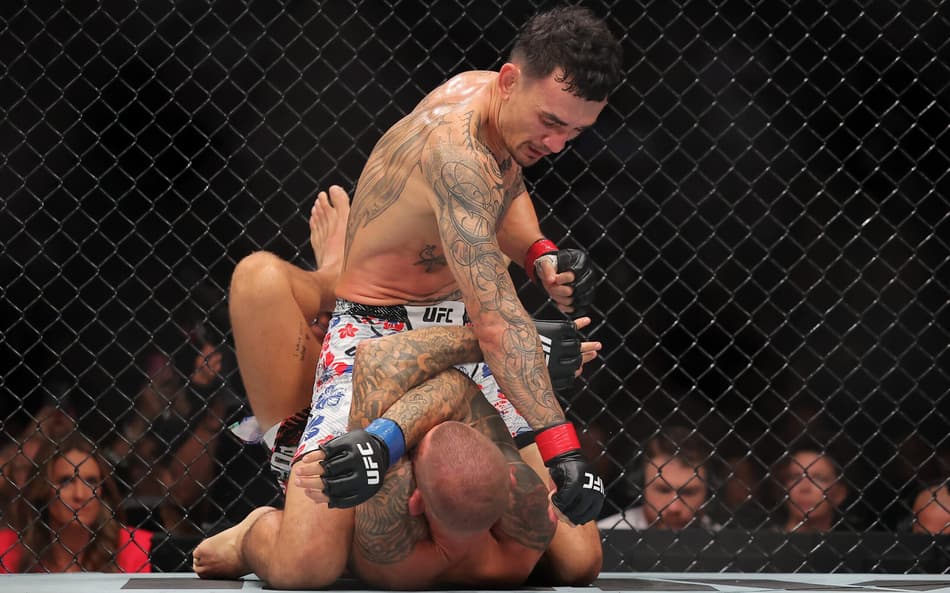 Max Holloway vence Dustin Poirier no UFC 318 (Foto: Jonathan Bachman/AFP)