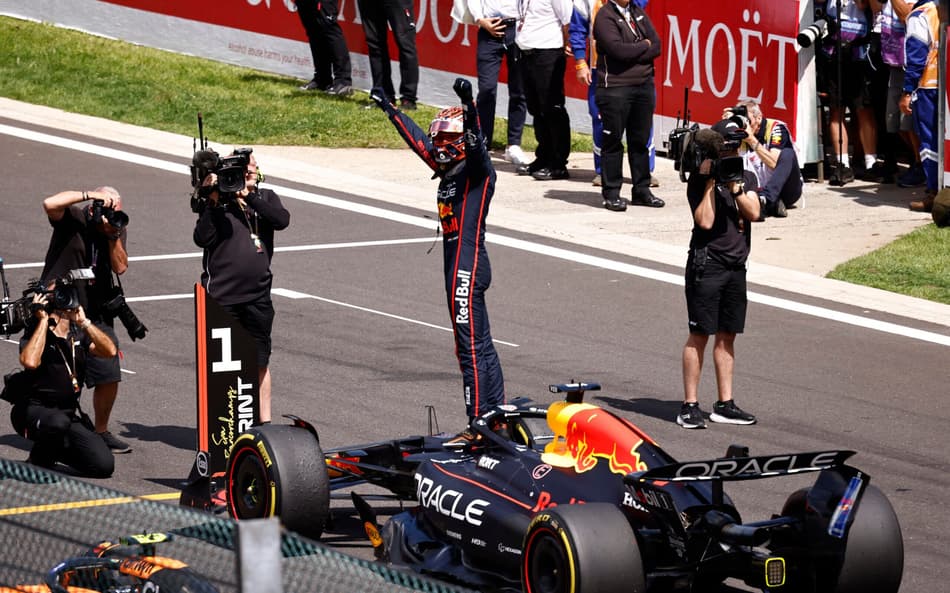 Max Verstappen comemora vitória na corrida sprint do GP da Bélgica pela F1 2025 (Foto: SIMON WOHLFAHRT / AFP)