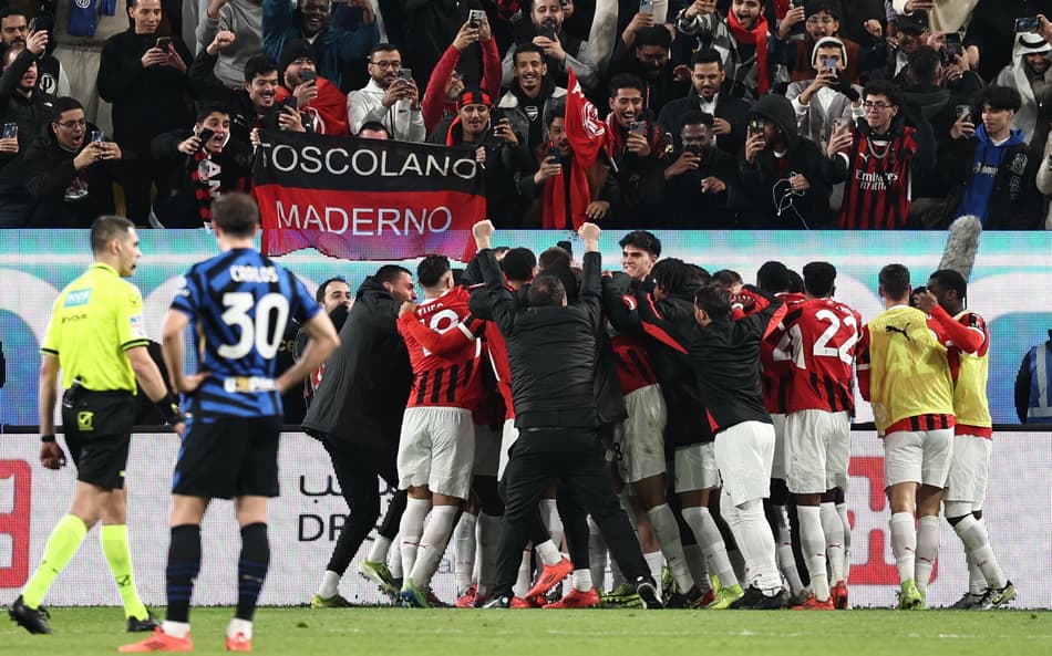 Jogadores do Milan comemoram gol da virada na Supercopa da Itália