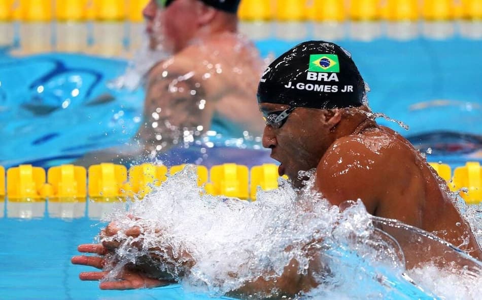 Sair da piscina imediatamente na natação? Regra da Fina não permite; entenda