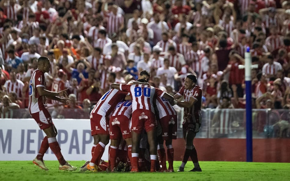 Vinicius, do Náutico, comemora seu gol durante partida contra o Caxias