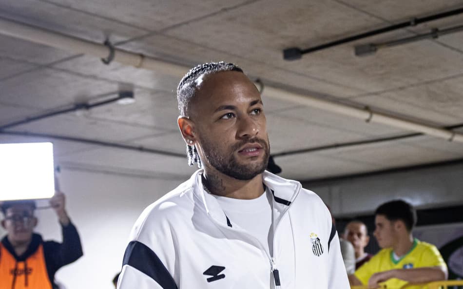 Neymar chega para o jogo do Santos contra Desportiva Ferroviária pela Vitória Cup
