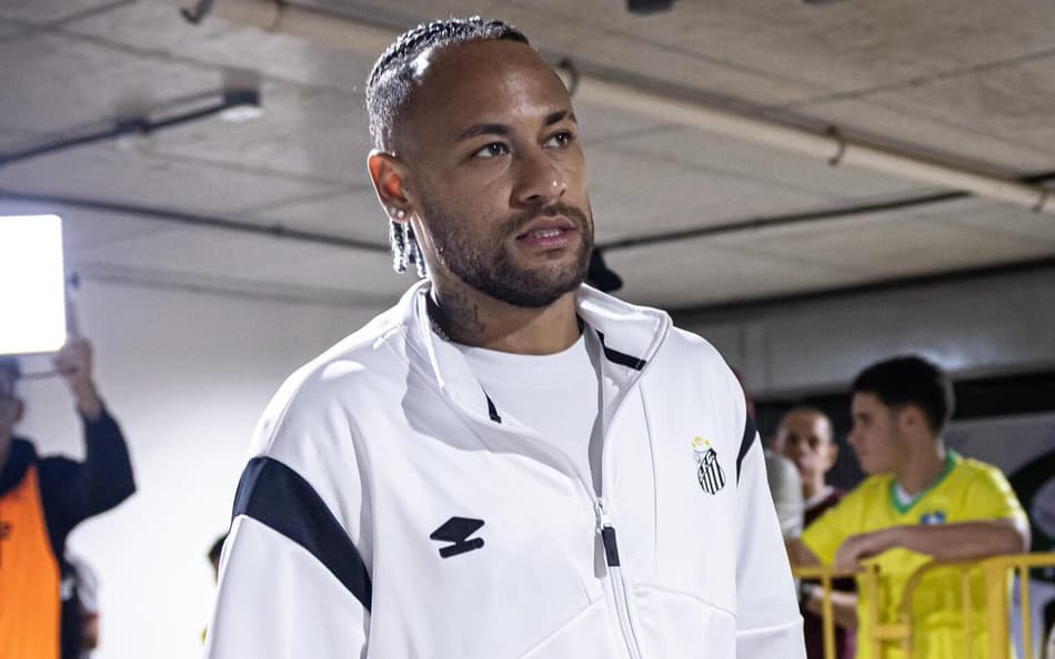 Neymar chega para o jogo do Santos contra Desportiva Ferroviária pela Vitória Cup