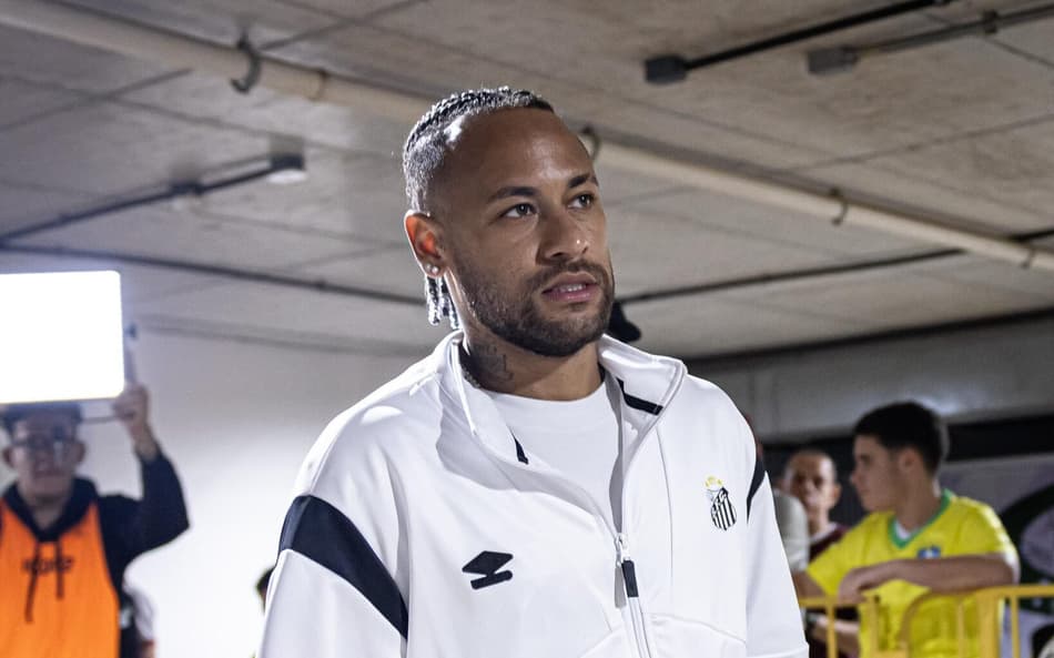 Neymar chega para o jogo do Santos contra Desportiva Ferroviária pela Vitória Cup