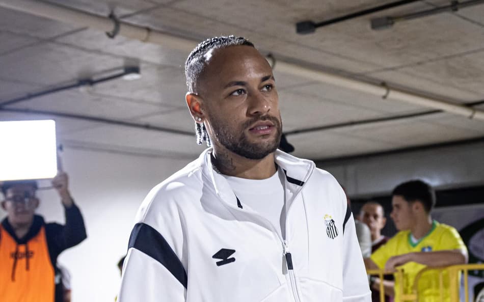 Neymar chega para o jogo do Santos contra Desportiva Ferroviária pela Vitória Cup