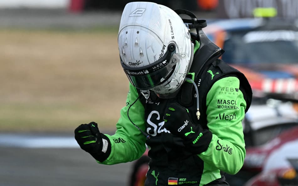 Nico Hulkenberg comemorando pódio no GP da Inglaterra pela F1 2025 (Foto: Andrej ISAKOVIC / AFP)