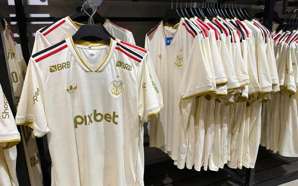 O novo uniforme 3 do Flamengo. (Foto: Lucas Bayer/LANCE!)