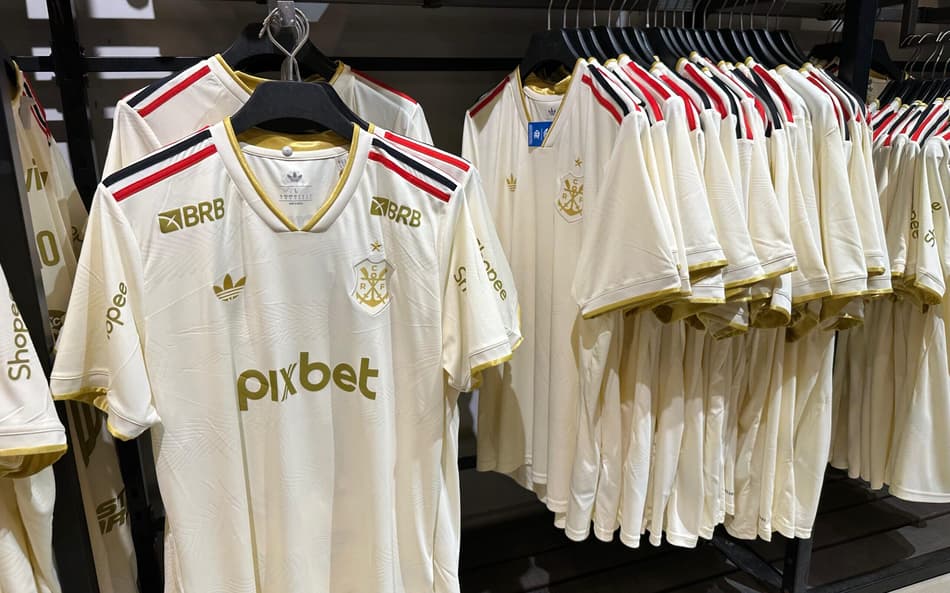 O novo uniforme 3 do Flamengo. (Foto: Lucas Bayer/LANCE!)