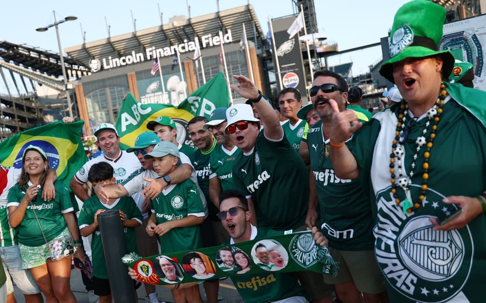Torcida do Palmeiras faz festa antes do jogo contra o Chelsea pelo Mundial de Clubes (Foto: Franck FIFE/AFP)