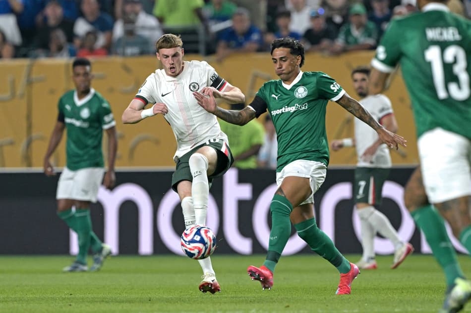Cole Palmer e Facundo Torres disputam bola em Palmeiras x Chelsea pelo Mundial de Clubes