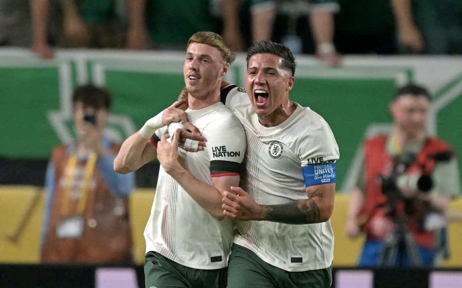 Cole Palmer comemora seu gol no jogo do Chelsea contra o Palmeiras pelo Mundial de Clubes