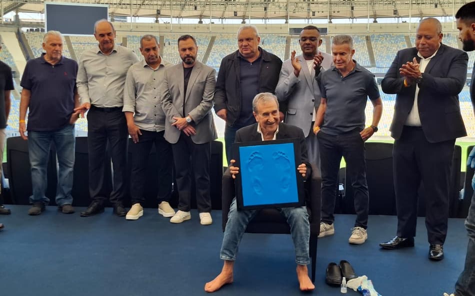 Carlos Alberto Parreira é homenageado na Calçada da Fama do Maracanã