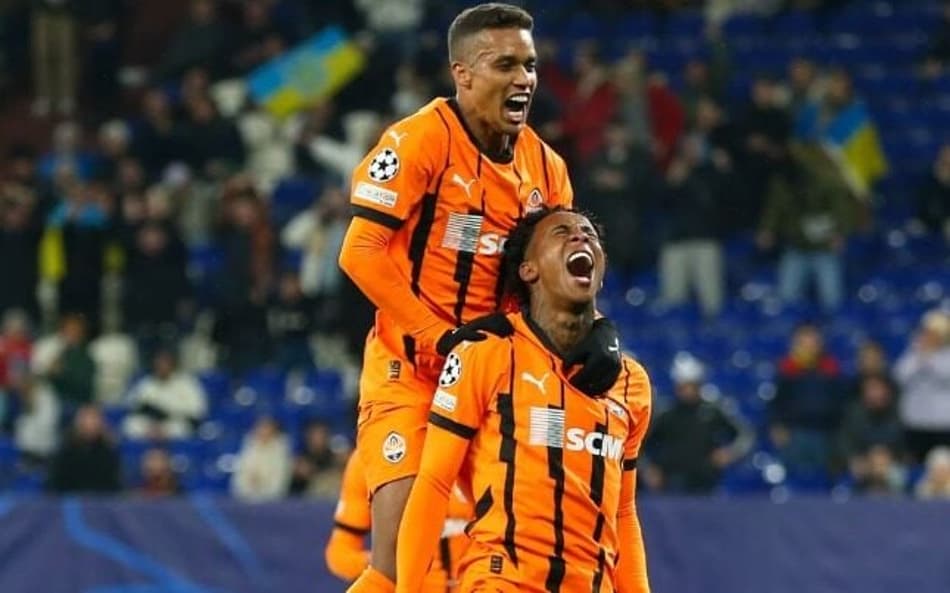 Pedrinho, ex-Corinthians, e Kevin, ex-Palmeiras, comemoram gol na Champions League (Foto: Reprodução/Instagram)