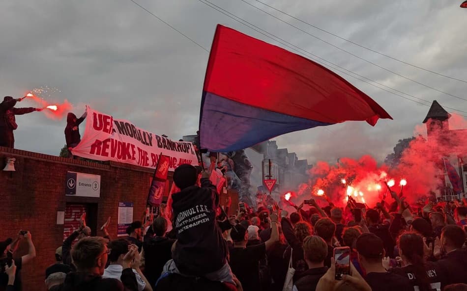 Torcedores do Crystal Palace protestam contra a UEFA (Matt Woosnam/ The Athletic)