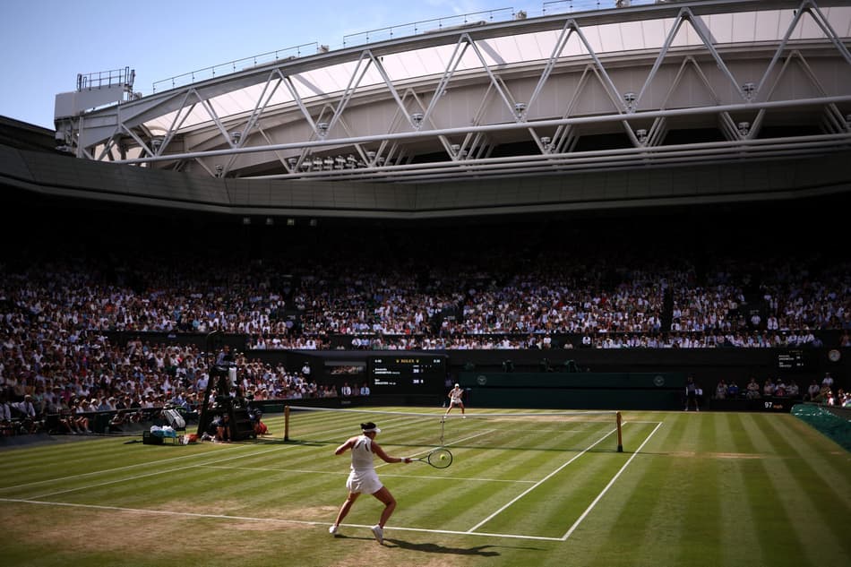 Iga Swiatek e Amanda Anisimova disputam decisão de Wimbledon (Foto: HENRY NICHOLLS / AFP)