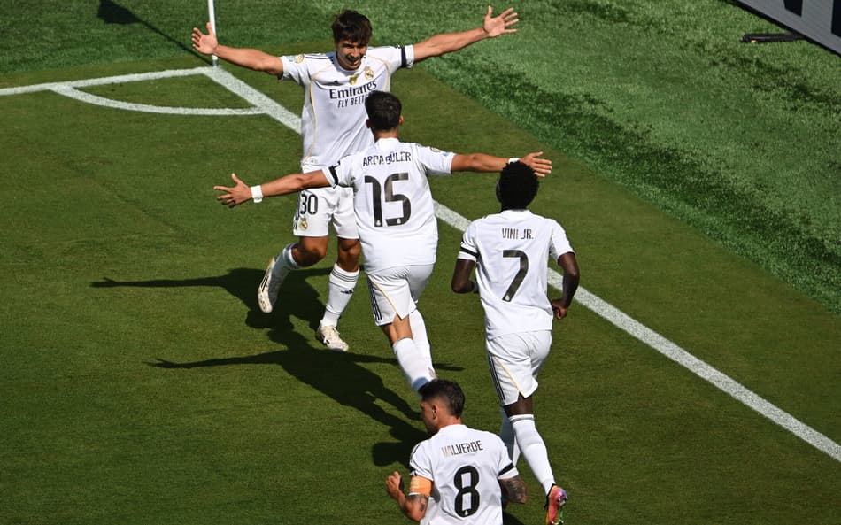 Jogadores do Real Madrid comemoram gol sobre o Borussia Dortmund, pelo Mundial (Foto: Angela Weiss/AFP)