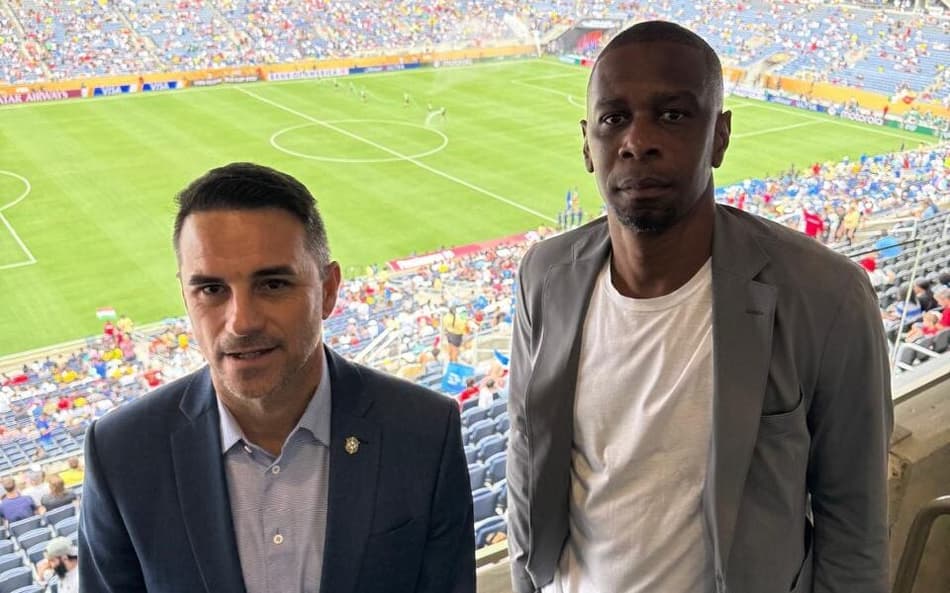Rodrigo Caetano e Juan assistem à vitória do Fluminense (Foto: Divulgação / CBF)