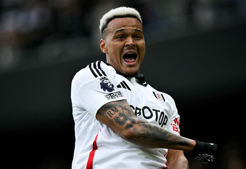 Rodrigo Muniz comemora gol pelo Fulham (Foto: Ben Stansall / AFP)