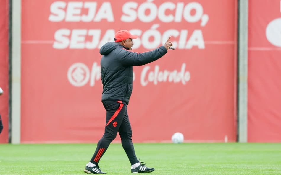 Roger Machado no treino de hoje do Internacional. (Foto: Ricardo Duarte/SC Internacional)