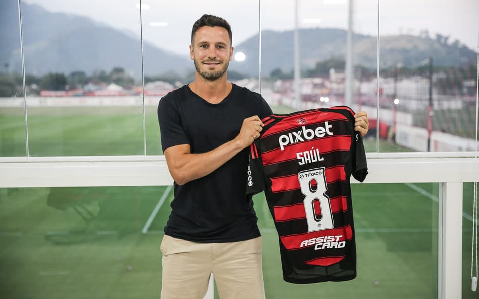 Saúl com a camisa oito do Flamengo (Foto: Gilvan de Souza/Flamengo)