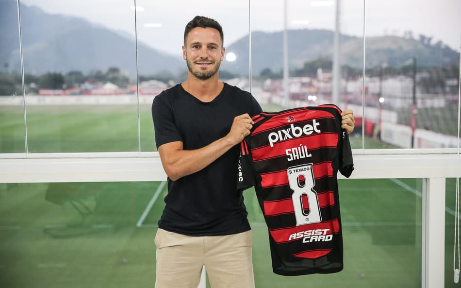Saúl com a camisa oito do Flamengo (Foto: Gilvan de Souza/Flamengo)