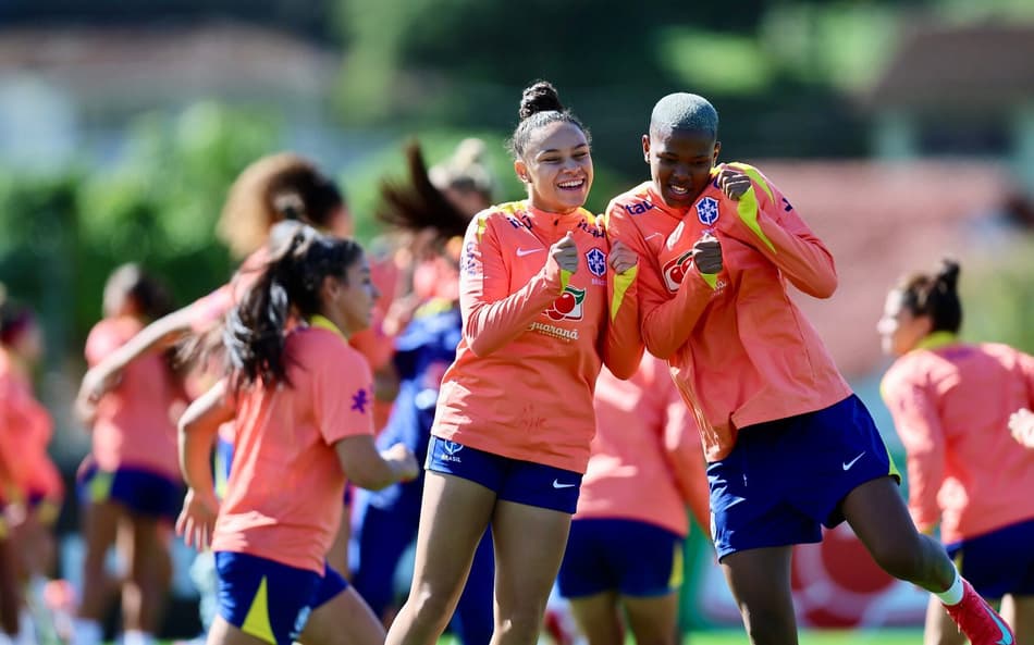 Dudinha e Jhonson durante treino da Seleção feminina. (Foto: Lívia Villas Boas / CBF)