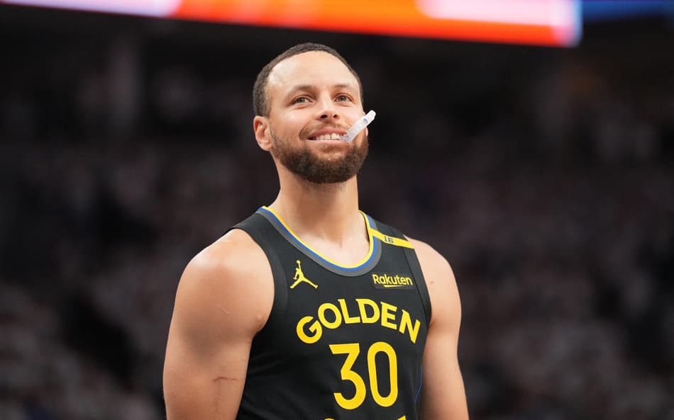 Stephen Curry, do Warriors, sorrindo em jogo contra o Timberwolves pelos playoffs da NBA (Foto: Jesse D. Garrabrant/NBAE via Getty Images/AFP)