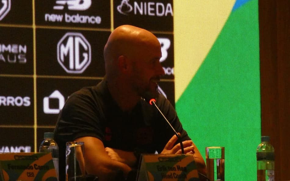 Ten Hag exalta evolução do futebol brasileiro, cita Pelé e projeta temporada do Leverkusen