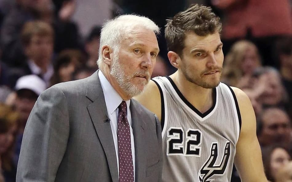 Tiago Splitter e Gregg Popovich em jogo do San Antonio Spurs pela NBA (Foto: Reprodução/Instagram: @tiagosplitter)