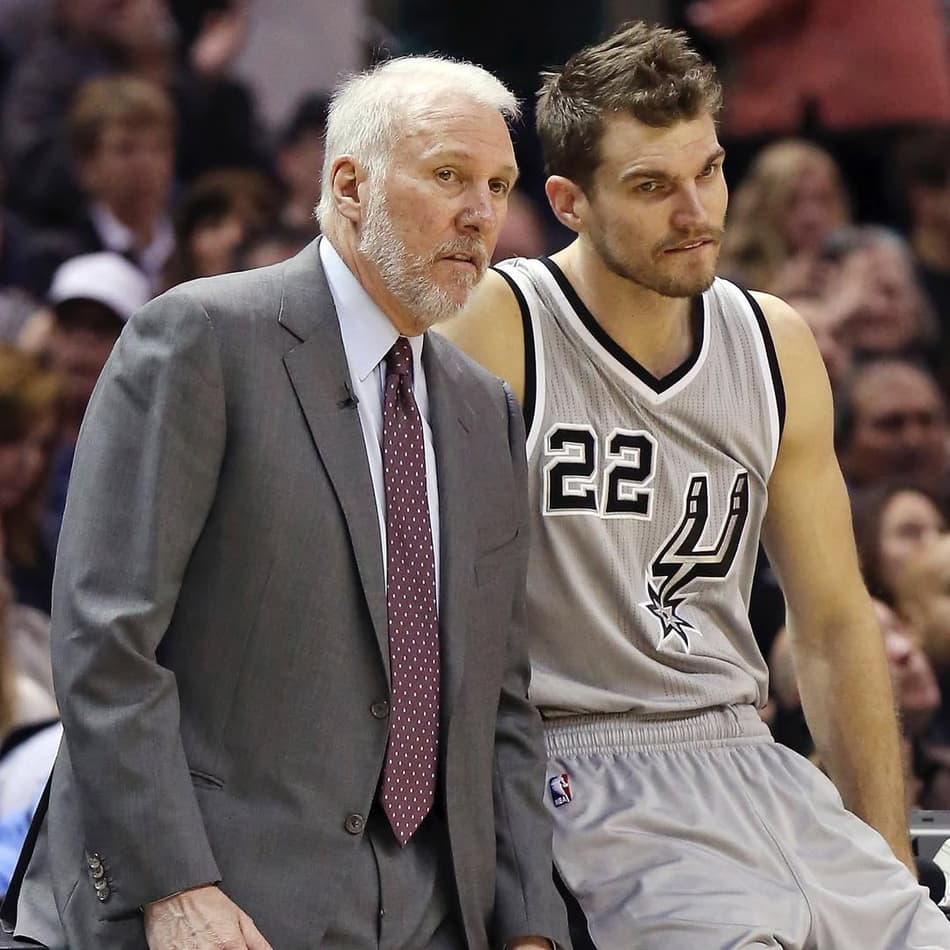 Tiago Splitter e Gregg Popovich em jogo do San Antonio Spurs pela NBA (Foto: Reprodução/Instagram: @tiagosplitter)