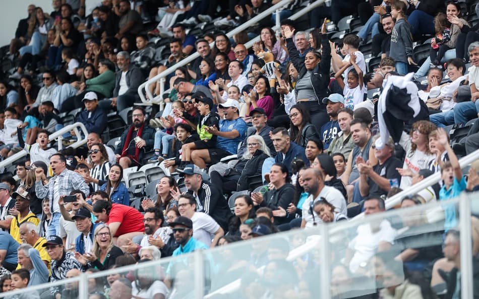 Torcida do Santos na Vila Belmiro acompanhando jogo de acesso contra o Ação0MT. (Foto: Reinaldo Campos/ Santos FC)