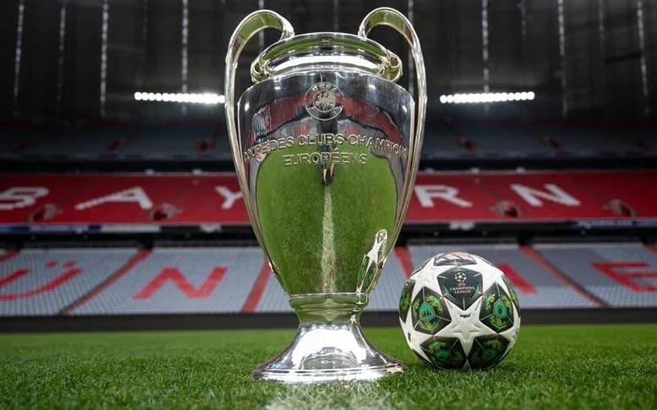 Troféu e bola da final da Champions League de 2024/25
