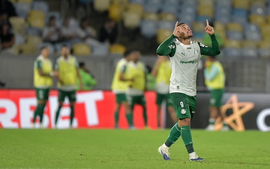 Vitor Roque, do Palmeiras, comemora gol contra o Fluminense