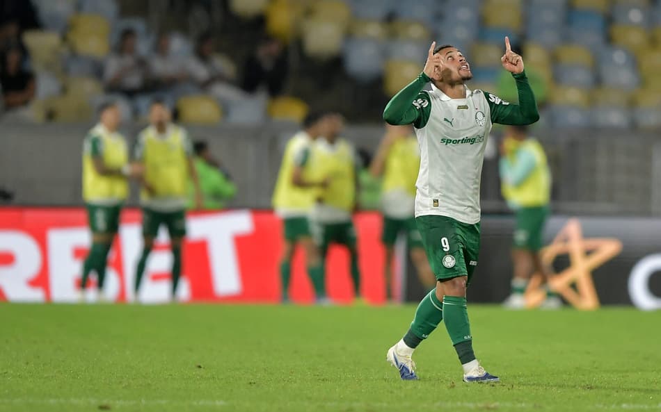 Vitor Roque, do Palmeiras, comemora gol contra o Fluminense