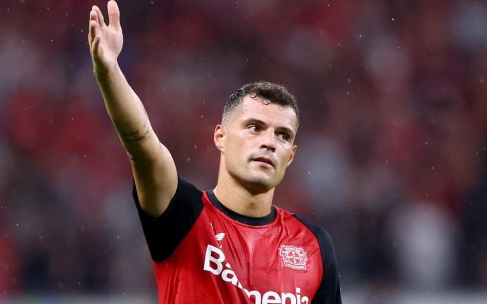 Alvo do Sunderland, Xhaka em ação pelo Bayer Leverkusen (Foto: AFP)