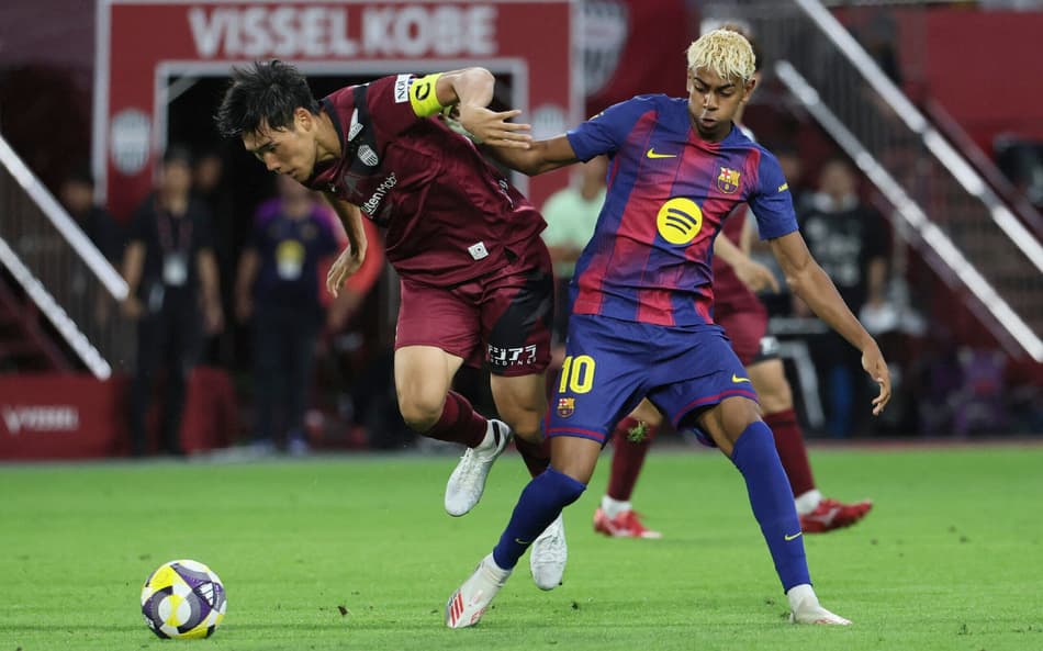 Lamine Yamal em ação no amistoso de pré-temporada, pelo Barcelona (Foto: JIJI PRESS / AFP)