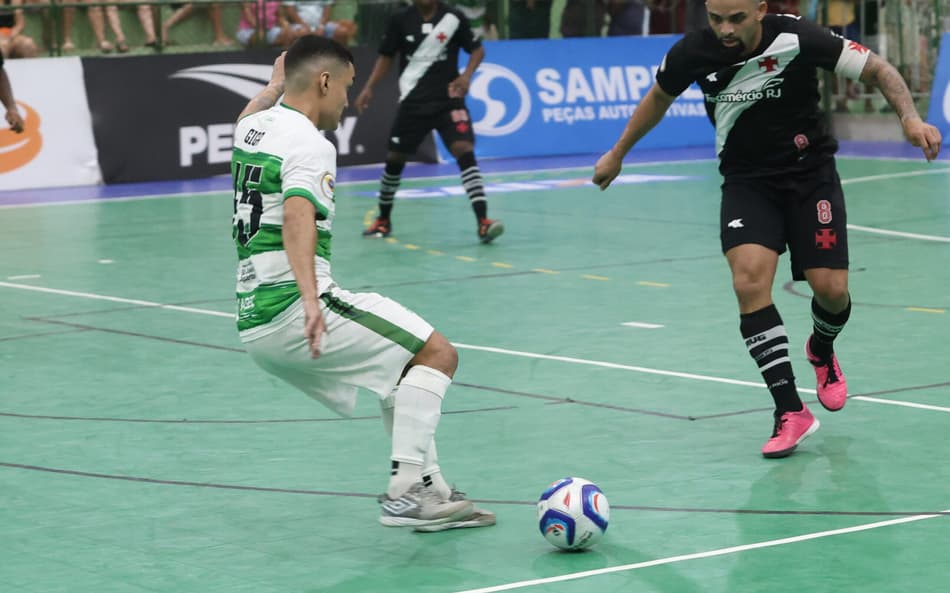 São João do Jaguaribe tenta ir ao ataque contra o Vasco (Foto: Divulgação/@gyldemberg)