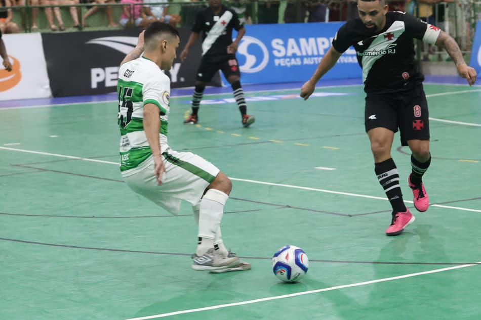 São João do Jaguaribe tenta ir ao ataque contra o Vasco (Foto: Divulgação/@gyldemberg)