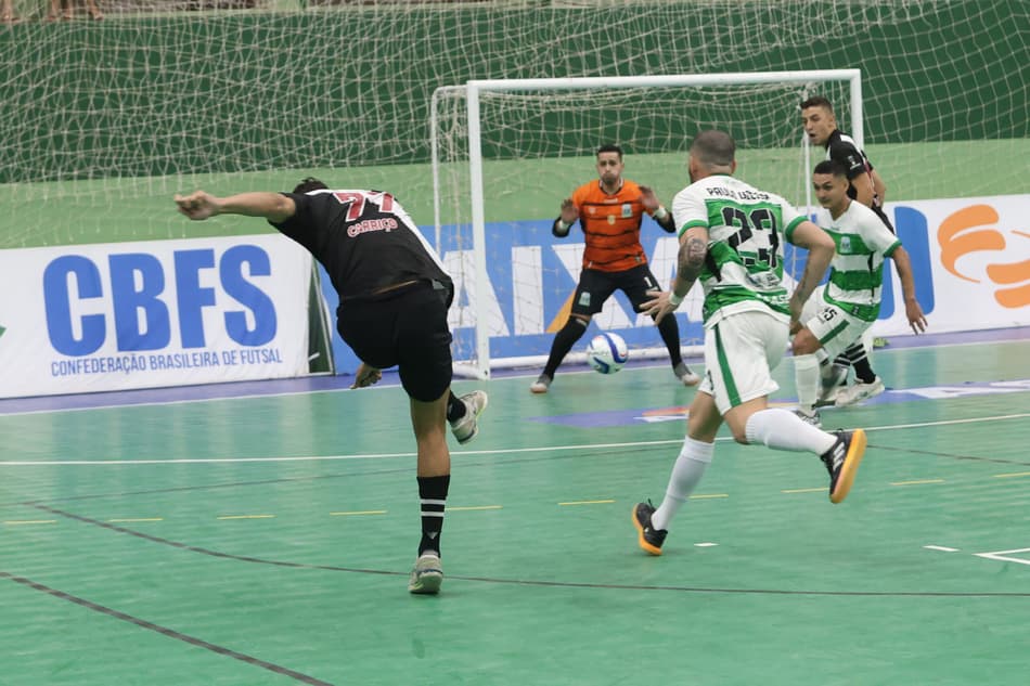 Carriço tenta o chute para o Vasco na partida no Ceará (Divulgação/@gyldemberg)