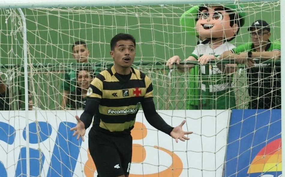 O goleiro Gabriel Delduque, do Vasco, fez boas defesas contra o São João do Jaguaribe (Divulgação/@gyldemberg)